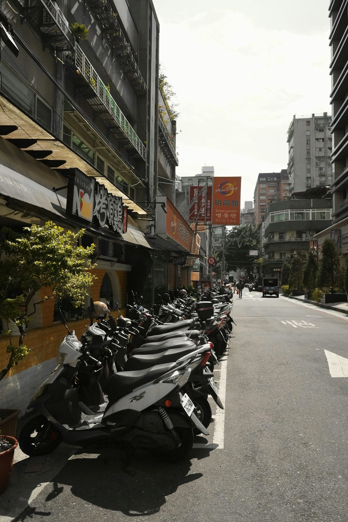 台灣街道旁的機車